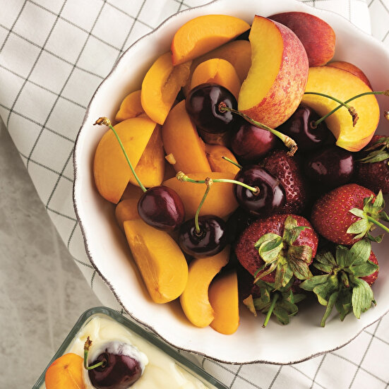 Beyaz Çikolata ve Yoğurt Dip Soslu Meyve Tabağı