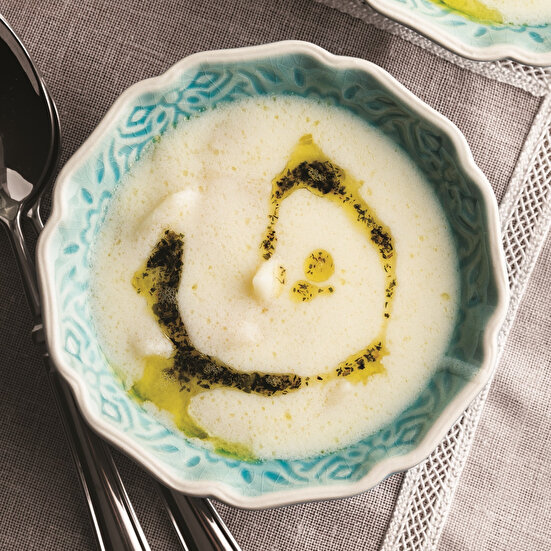 Tavuk Suyuna Yoğurtlu Erişte Çorbası