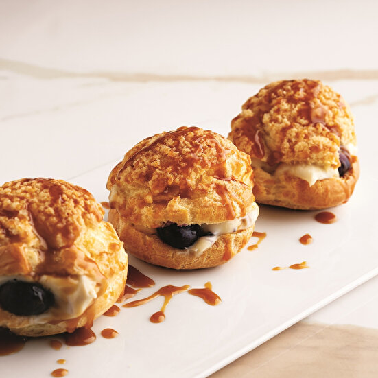 Yaban Mersinli Profiterol Kreması