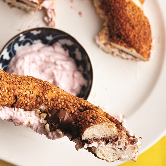 Simit Arası Çilekli Labne