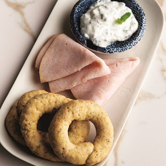 Cips Tadında Kajun ve Haşhaşlı Tuzlu Halka