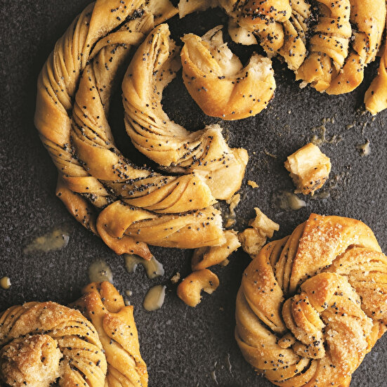 Keçiboynuzu Özlü ve Kakaolu Tahinli Çörek