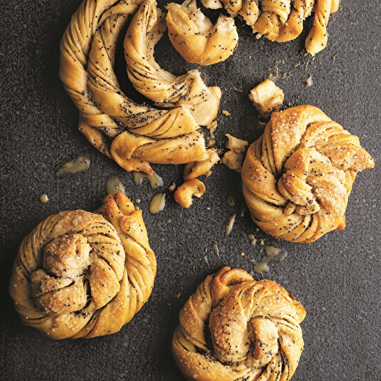 Keçiboynuzu Özlü ve Kakaolu Tahinli Çörek