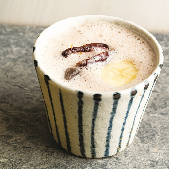 Muzlu Hurmalı Fındık Sütlü ve Toz Tarçınlı İçecek 