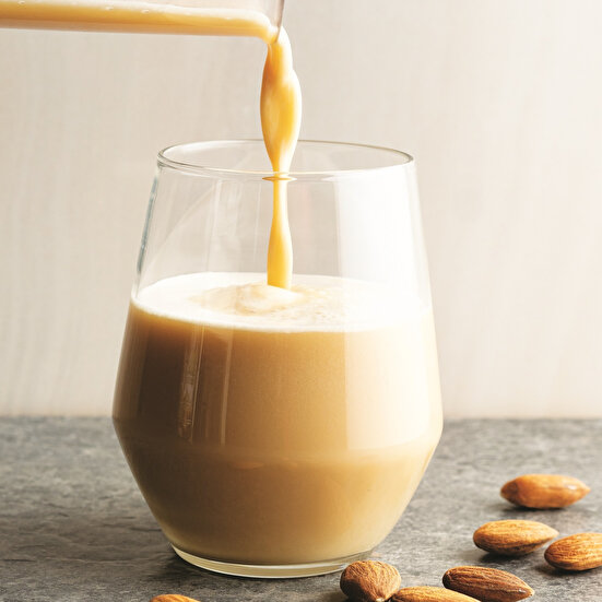 Badem Sütlü ve Keçiboynuzu Özlü İçecek