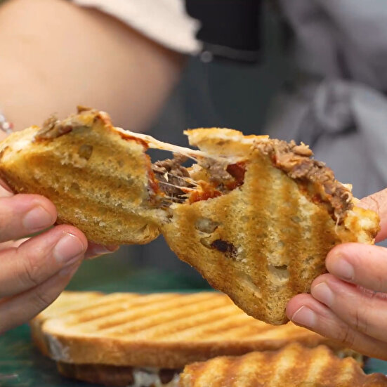 Kavurmalı Kaşarlı Tost