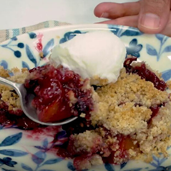 Orman Meyveli ve Şeftalili Crumble