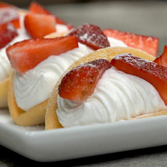 Çilekli Sandviç Kek