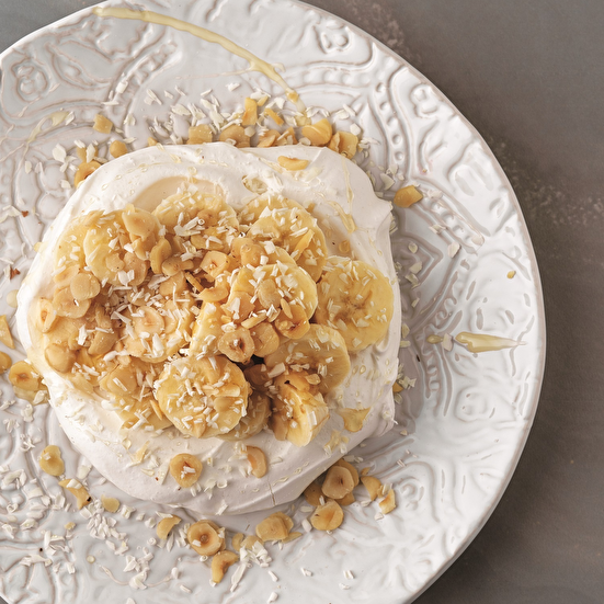 Beyaz Çikolatalı Muzlu Fındıklı Pavlova