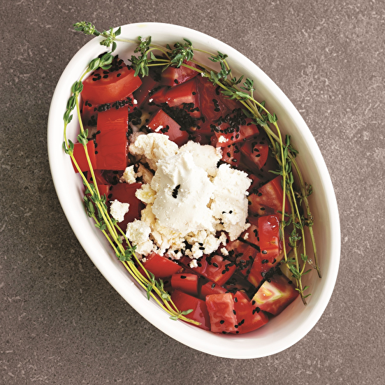 Lor Peynirli Domates Salatası