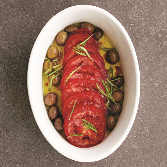 Yeşil Zeytinli Domates Salatası