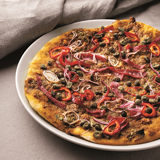 Kaparili ve Salamlı Pizza