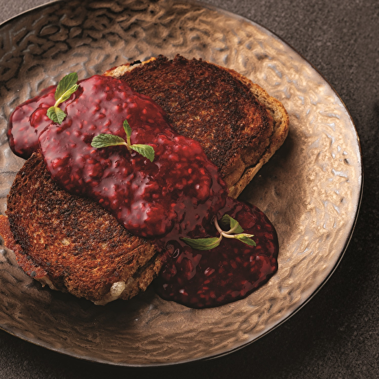 Kızarmış Ekmek ve Frambuaz Reçeli