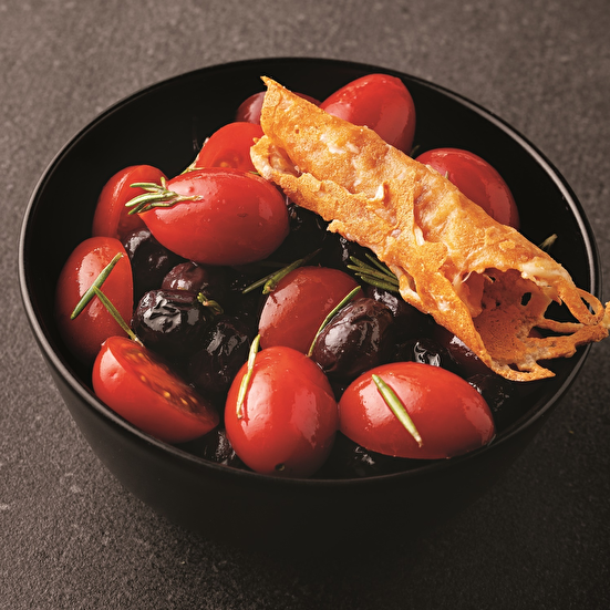 Kiraz Domatesli Zeytin Salatası