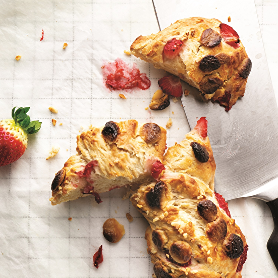 Çilekli Fındıklı Çörek