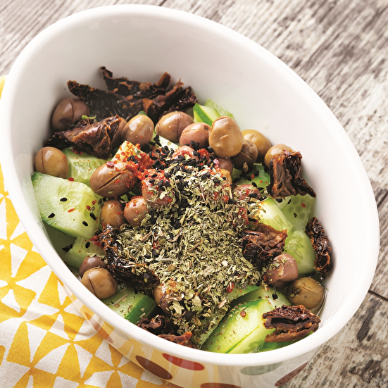 Zeytinli Kuru Domatesli Salata