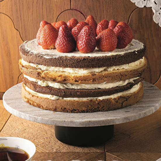 Çilekli Katlı Pasta