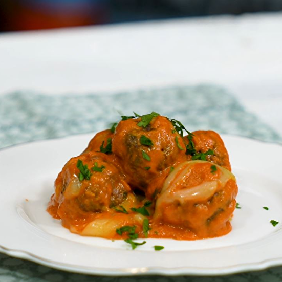 Domates Soslu Kaşarlı Köfte