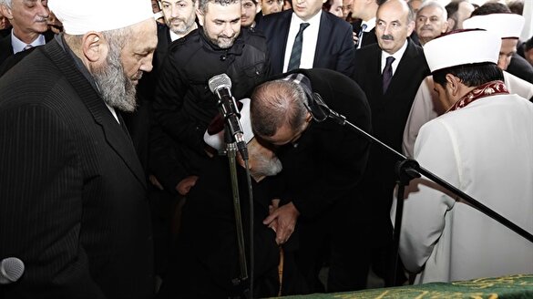 Erdoğan Emin Saraç hocanın elini öptü
