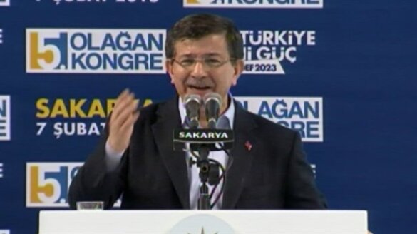 Davutoğlu'nun okuduğu şiir salonu ayağa kaldırdı