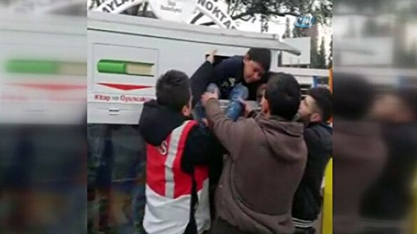 Küçük çocuk oyuncak kutusunda sıkıştı
