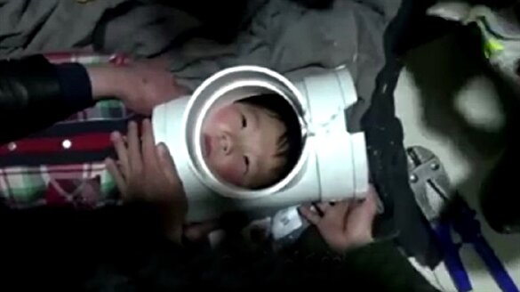 Kanalizasyon borusuna sıkışan Çinli çocuk