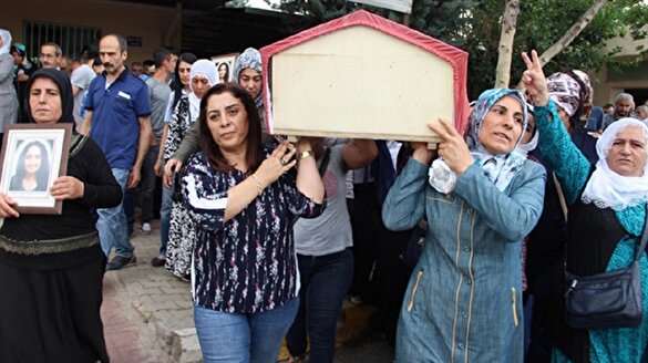 Teröristin tabutunu HDP'li başkanlar taşıdı