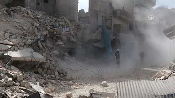 Halep'te yerleşim yerine hava saldırısı