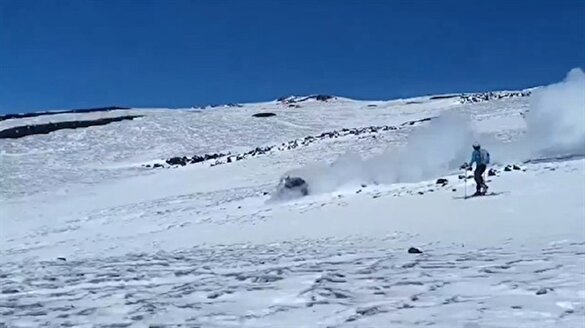 Etna Yanardağı'nda savrulan kaya böyle görüntülendi