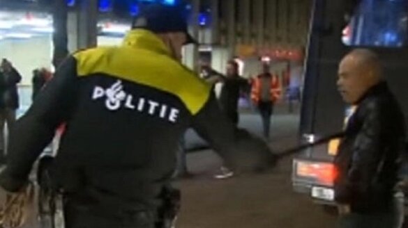 Hollanda polisi Türk vatandaşlara saldırdı
