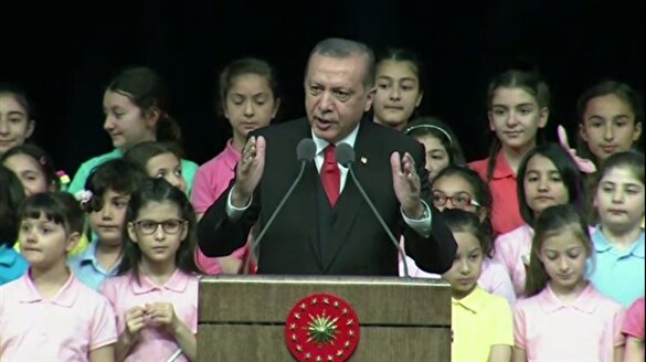 Çocuklara Abdurrahim Karakoç'un şiiriyle seslendi