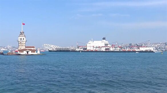 Dev gemi İstanbul Boğazı'ndan geçti