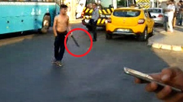 Palayı eline alan genç sokakta korku saldı!