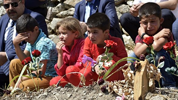 Şehit öğretmenin kabrinde gözyaşına boğuldular