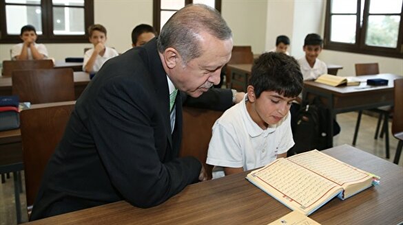 Cumhurbaşkanı Erdoğan öğrencilerle Kur'an'ı Kerim okudu
