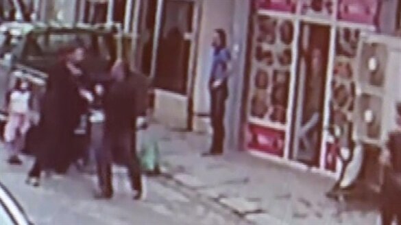 Çarşaflı eşine hakaret eden adamı böyle yere serdi