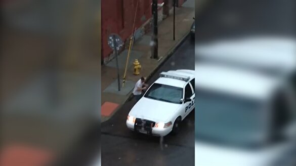 Kendi kendini ihbar eden sarhoş adam izleyenleri kahkahaya boğdu