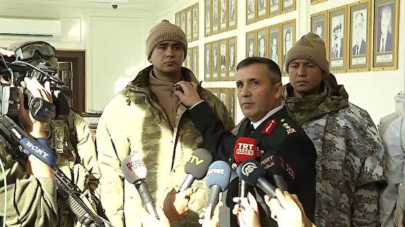 komutan turk askerinin kis uniformasini