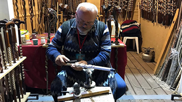35 yıldır kuru dallara şekil veriyor
