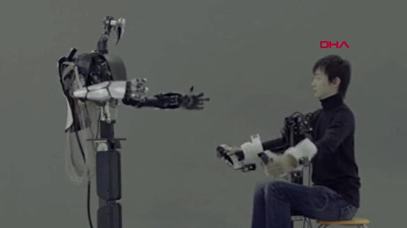 İnsan hareketlerini birebir taklit eden robot