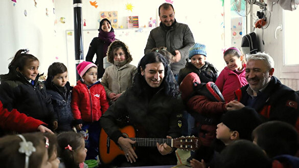 Murat Kekilli savaş mağduru çocukları şarkılarıyla şenlendirdi