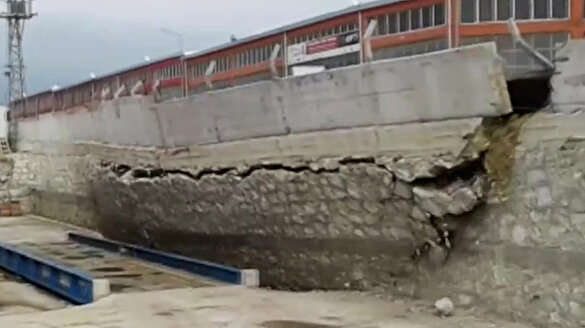 İstinat duvarının çökme anı saniye saniye görüntülendi