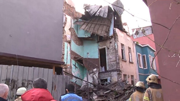 Balat'ta 3 katlı bina çöktü
