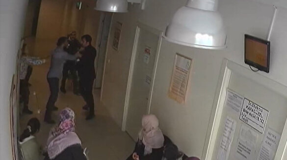 Sağlık ocağında doktora saldırı kamerada