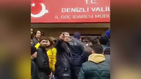 Polis mültecilere durduk yere biber gazı sıktı