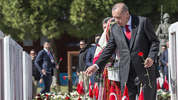 Cumhurbaşkanı Erdoğan Şehitlik'teki mezarlara karanfil bıraktı