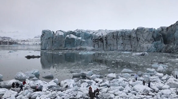 Devasa buzul kırıldı turistler son anda kurtuldu