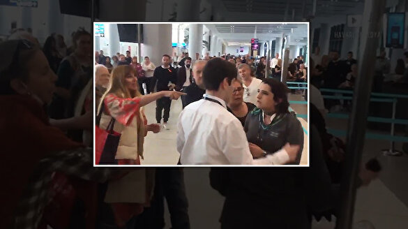 Uçağı rötar yapan kadın, personele hakaret etti