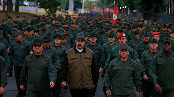 Maduro askerlerle birlikte gövde gösterisi yaptı