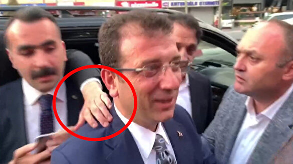 Sosyal medya İmamoğlu'nun omzundaki gizemli eli konuşuyor